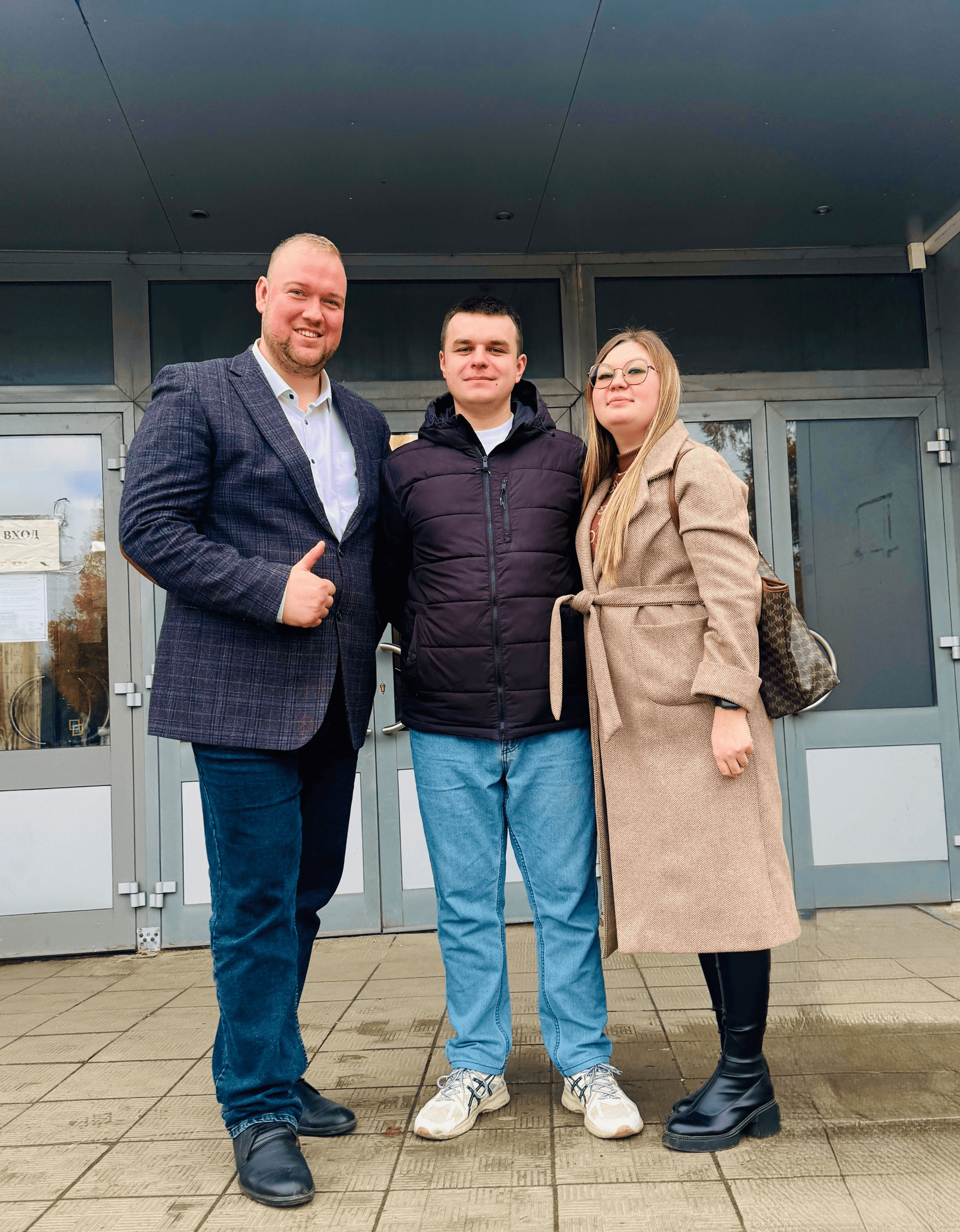 Агент по недвижимости с клиентами